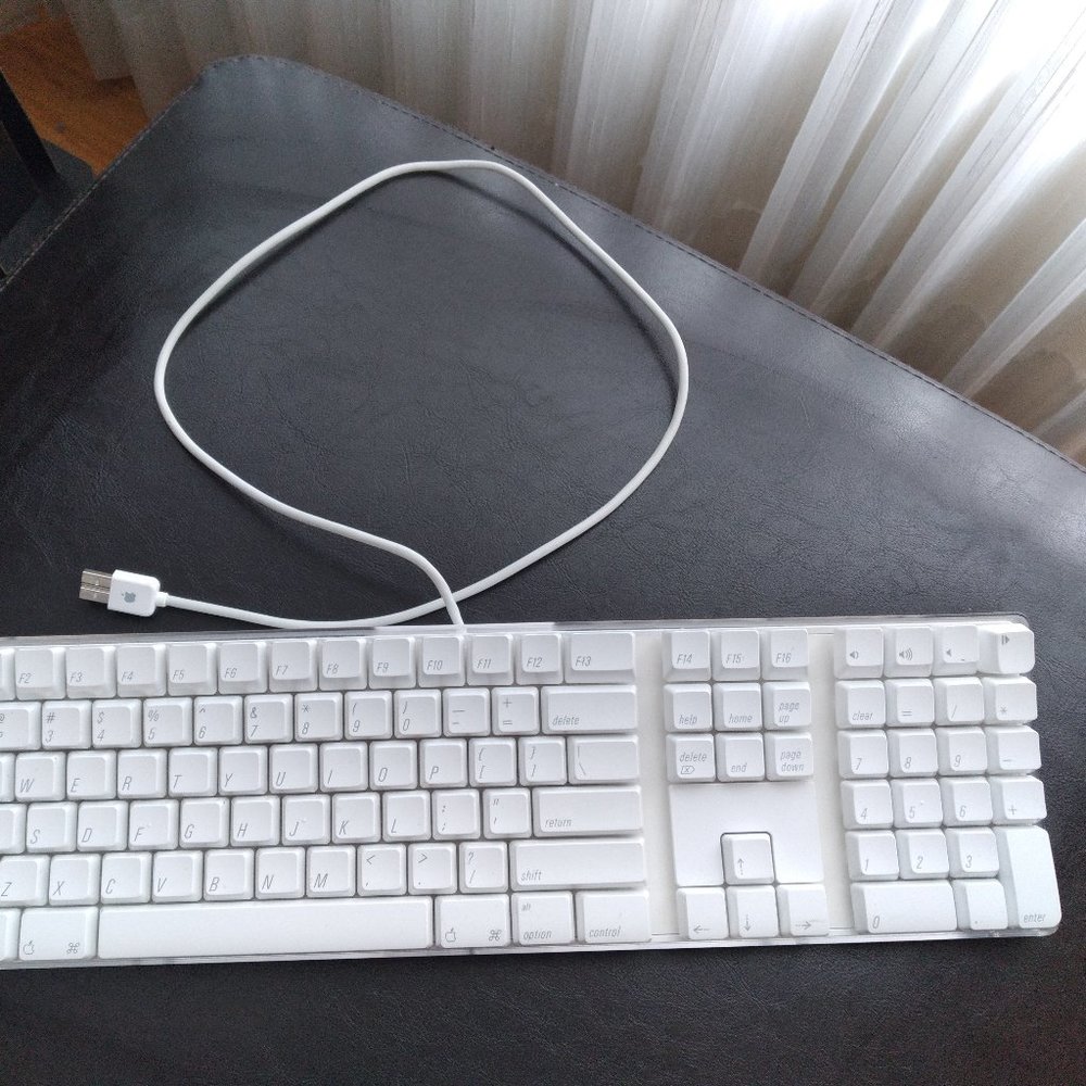 Apple Key Board - Picture 4 of 4